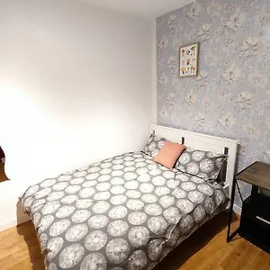 Spacious Flat With 2 To 3 Bedrooms Apartment London